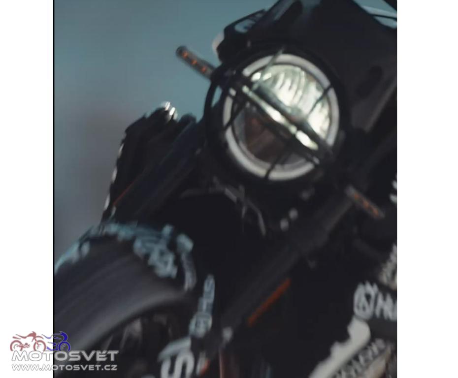 hvit902